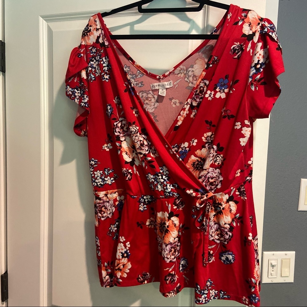 🌺 Gorgeous 🌺 red floral surplice faux wrap top
